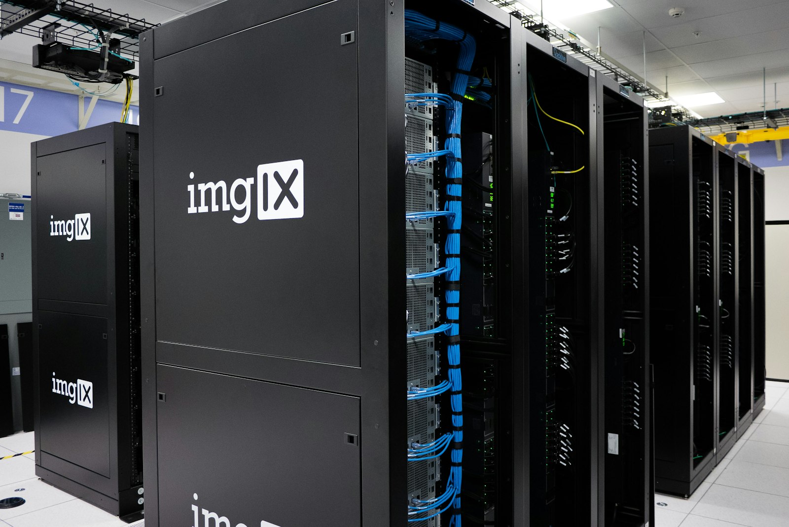 サーバーに業務データが集約されるイメージ